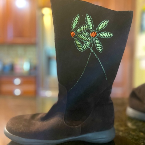Tabarca by Pepa suede boots with floral stitching. Size 8.5 - Picture 1 of 4